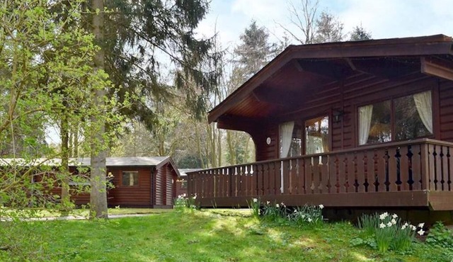 Luxurious 2 Bed Log Cabin Scandinavian Lodge in Louth Lincolnshire (2B Sleeps 6)