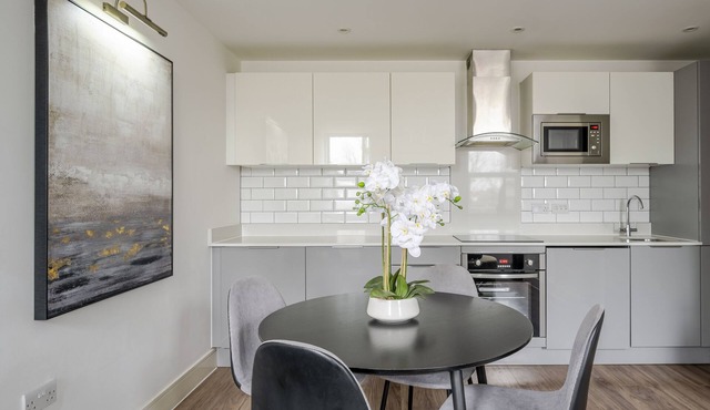 Luxurious 2 Bedroom Apartment With Free Parking