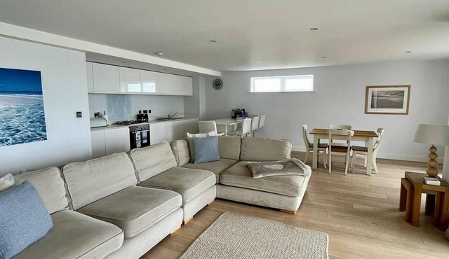 Luxurious 2 bedroom apartment, fabulous views, 3 minute walk from Fistral Beach