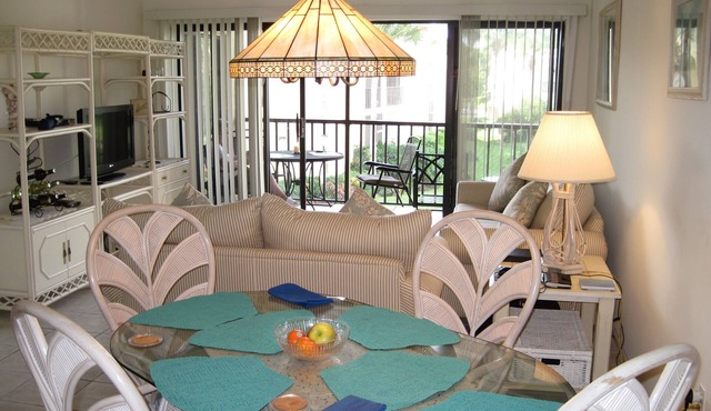 Luxurious 2-bedroom apartment with1st class tennis - near beach and Naples shops