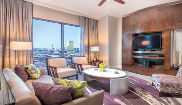 Luxurious 2-Bedroom Condo w/Kitchen, Pool, 24/7 Free Shuttle to Strip