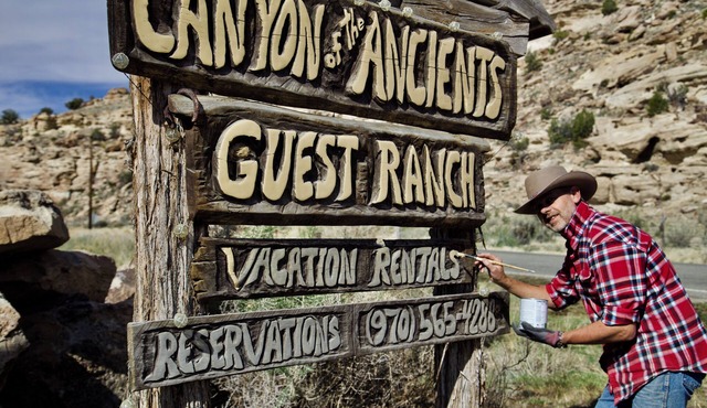 Luxurious 2-bedroom cabin @ Canyon of the Ancients Guest Ranch in McElmo Canyon