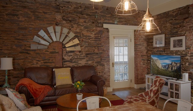 Luxurious 2 Bedroom Suite in the ♥ of Jamestown