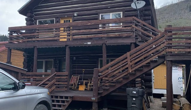 Luxurious 2 Bedroom apt in Cooke City. Upper unit. Fabulous views.