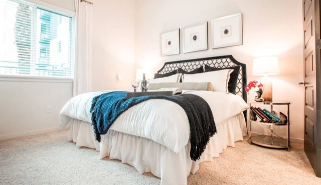 Luxurious 2-bedroom condo with WiFi, AC in fabulous Los Angeles