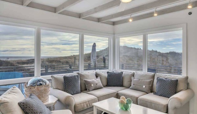 Luxurious 2 BR Cottage w/Ocean View Balcony