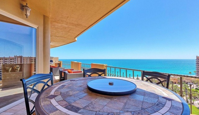 Luxurious 2-Story Oceanview Penthouse w/PVT Hot Tub/Theater Room120” 4K screen