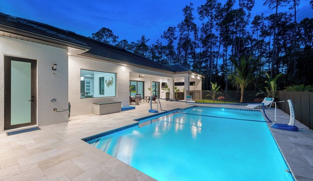 Luxurious 2024 5-BR House- Heated Pool and Outdoor Kitchen, just minutes from beaches and downtown