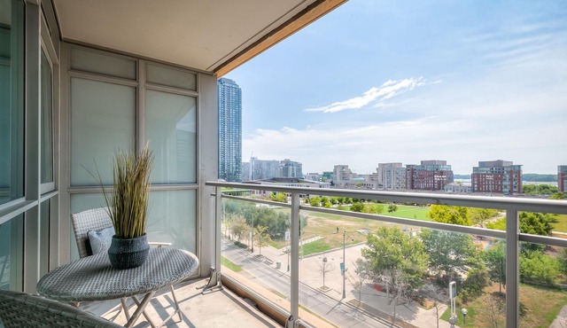Luxurious 2BR-2BATH,FreeParking,Lake View, Balcony