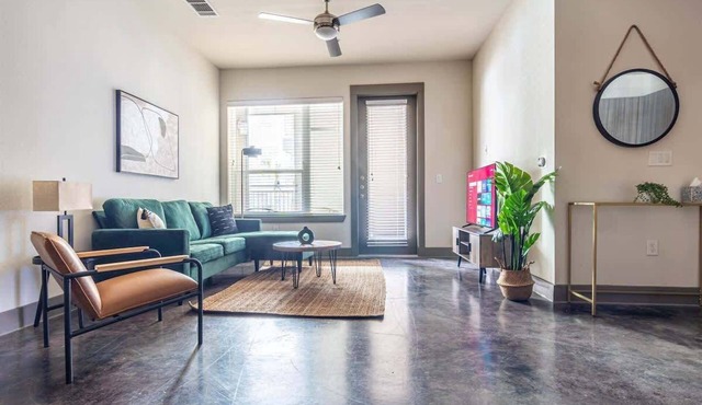 Luxurious 2BR King Suite: Pool, Parking, Gym