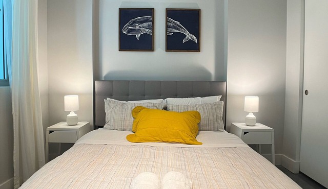 Luxurious 2BR, Pool, Hot tub, Sauna, Gym, Parking, Min to Beach