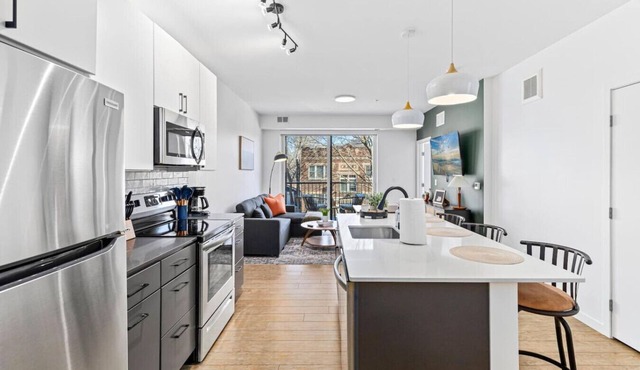 Luxurious 2BR Retreat near Downtown Roofdeck & Gym