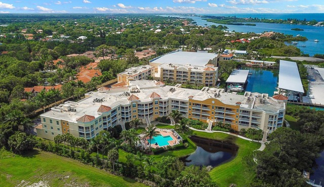Luxurious 3/2 Waterfront Retreat in Osprey, FL!