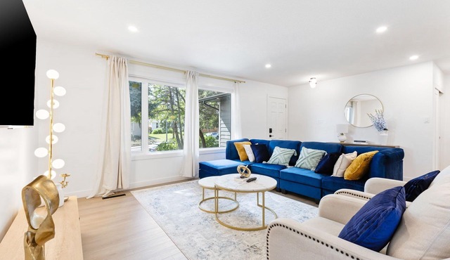 Luxurious 3 Bed Home | Minutes to Downtown Calgary | w/AC & Fast Wifi