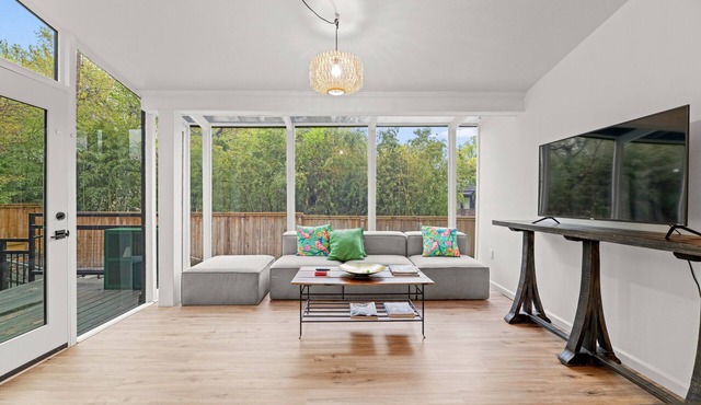 Luxurious 3 Bed Home w/Pool in Kessler Park