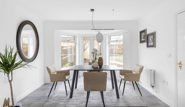 Luxurious 3 Bed House with Free Parking