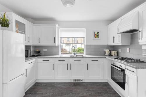 Luxurious 3 Bed House, Free Parking, with SKY TV