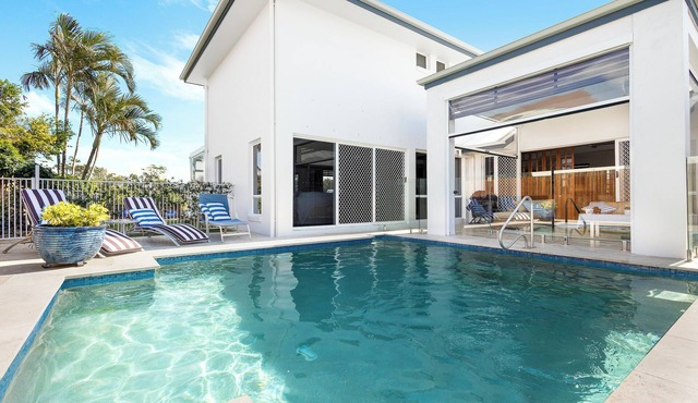Luxurious 3-Bedroom Canal-Front Home with Pool-Twin Waters