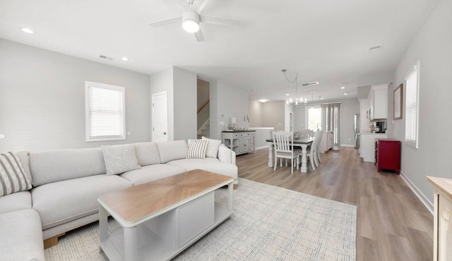 Luxurious 3 Bedroom Vacation Getaway with Carport, Pool & Putting Green