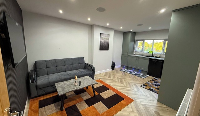 Luxurious 3-bedroom apartment with WiFi in charming Wolverhampton