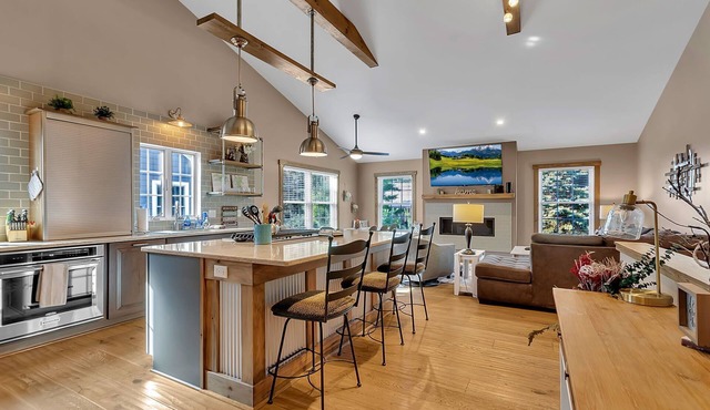 Luxurious 3-Bedroom Townhouse, Walk to Village