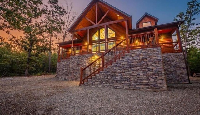 Luxurious 3 Bedroom / 3 EnSuite Baths w/Complete Privacy. Close to Everything.