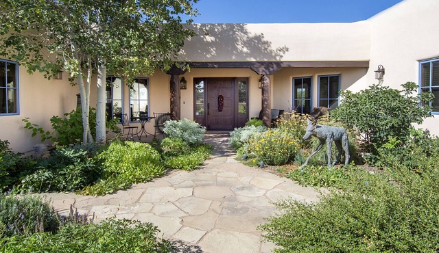Luxurious 3 Bedroom-3 Bath~ Majestic views~ outdoor Hot tub~10 minutes to Plaza