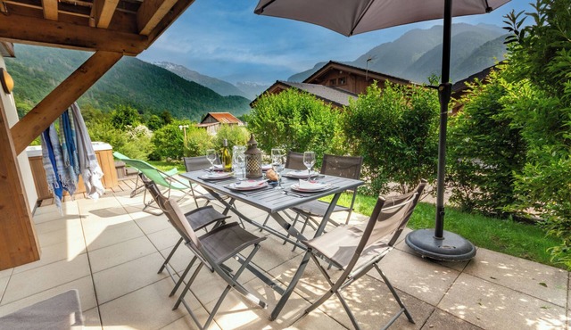 Luxurious 3 bedroom apartment with hot tub and terrace in an envious location