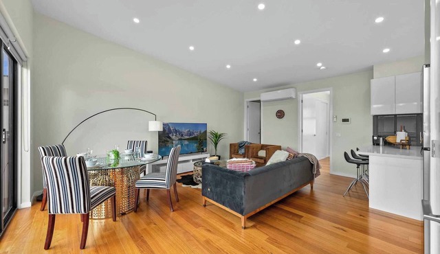 Luxurious 3-Bedroom Townhouse in Charming Maidstone 7 KM TO CBD