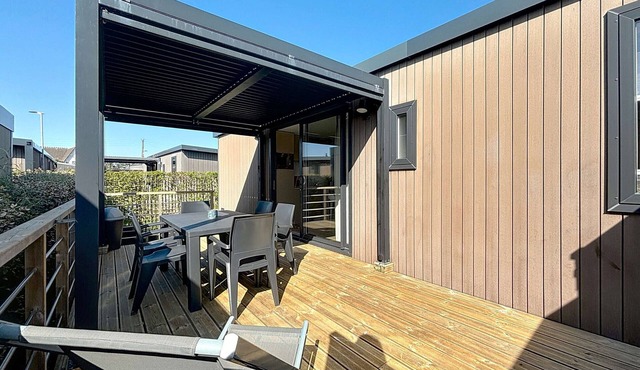 Luxurious 3-Bedroom Mobile-Home with Heated Pool, 200m from Beach, Sleeps 6