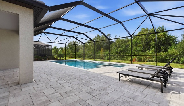 Luxurious 3 Bedroom House in Bradenton: Heated Pool, Hot Tub & Beach Access Near