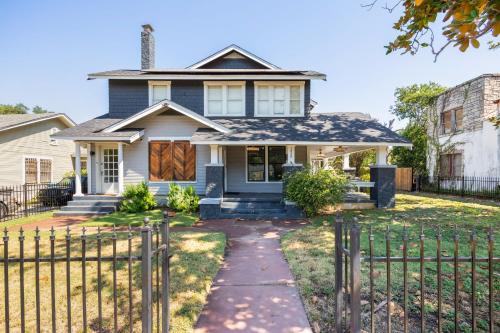 Luxurious 3 bedroom near downtown and convention center