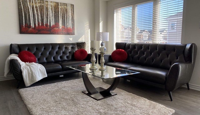 Luxurious 3 bedroom Townhouse with free parking