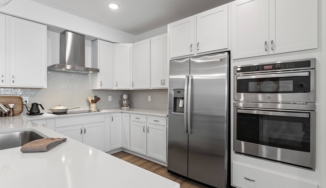 Luxurious 3-bedroom townhome/Gourmet Kitchen/King bed/Garage/AC in Raleigh, NC