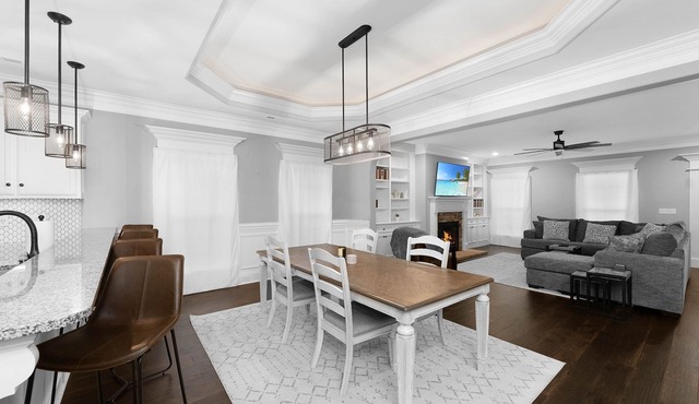 Luxurious, 3-Bedroom home – 5 mins from entertainment district!