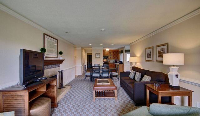 Luxurious 3 Bedroom Condo Sleeps 8!