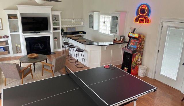 Luxurious 3 BR/2 BA w/Patio Deck, Wet Bar, Ping-Pong, Arcade, & King Bed