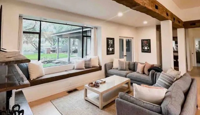 Luxurious 3-BR Home: BBQ Grill, Hot Tub & Fire Pit