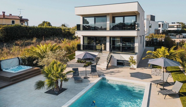 Luxurious 3-BR spa villa with heatable pool close to beaches