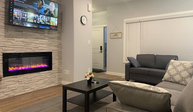 Luxurious 3 BR Villa with free parking - King Bed