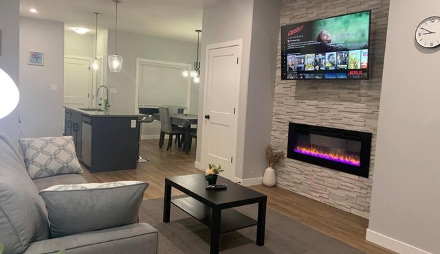 Luxurious 3 BR Villa with free parking - King Bed