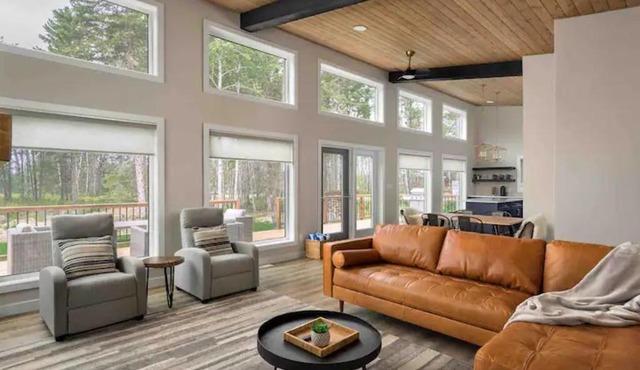 Luxurious 3 BR w/hot tub. Mins to Clear Lake!