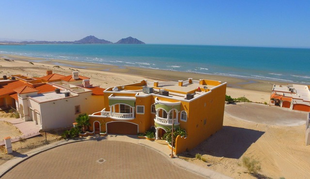 Luxurious 3 Story Home On The Beach Sleeps 15 With Private Pool and Wifi.