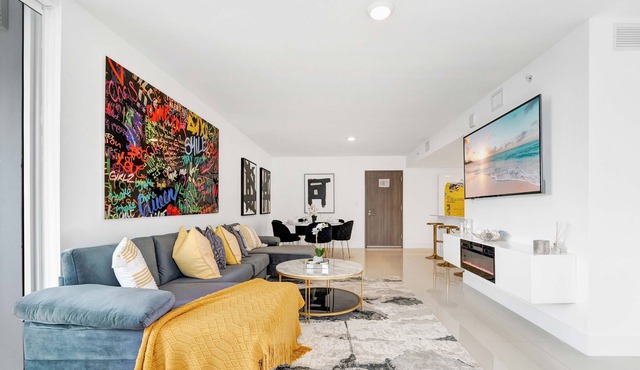 Luxurious 3 Bed Condo Incredible Rooftop Pool