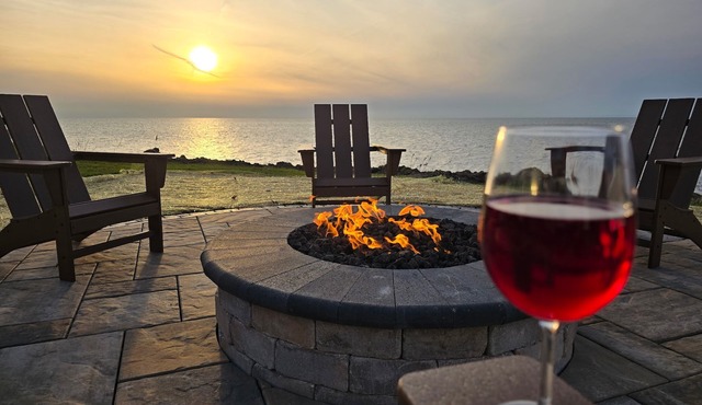 Luxurious 3-BR Lakefront Cottage on Lake Erie - Book Your Lakeside Retreat Today