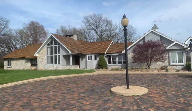 Luxurious 35-Acre Gated Estate, <15 Min to Downtown St. Louis