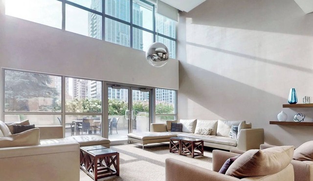 Luxurious 3bed 3bath Penthouse in Heart of Downtown Toronto | Parking & Gym