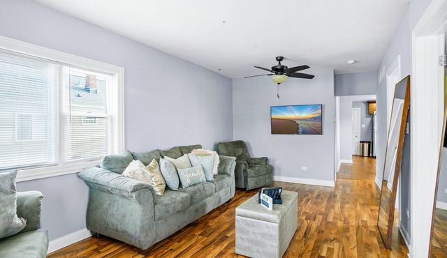 Luxurious 3Bed Cozy Stay Minutes from Downtown Chicago Sleeps 10