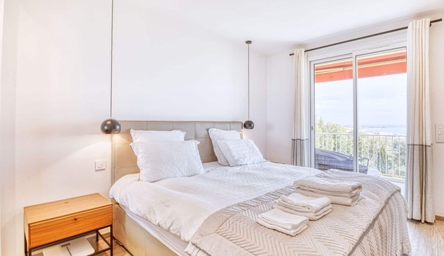 Luxurious 3BR apartment with stunning sea views, pool, tennis & prime location