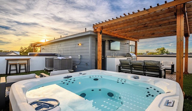 Luxurious 3BR~HotTub~Skyline Views~Old East Dallas